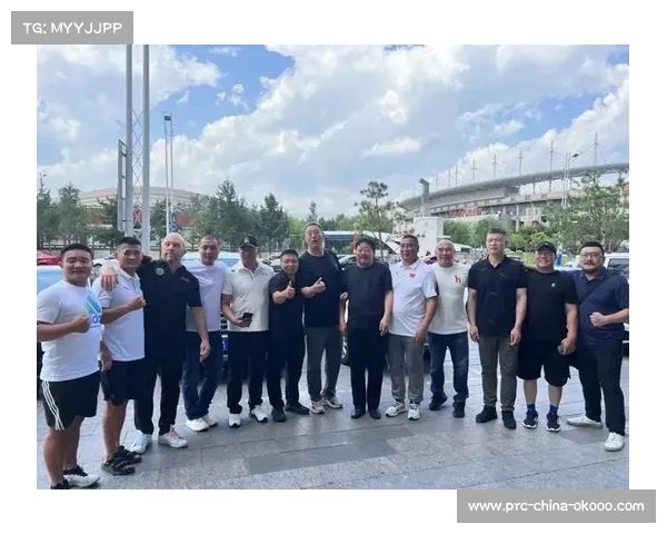 “散打王”宝力高亲临鄂尔多斯,为中外格斗冠军赛增添星光。 “散打王”宝力高亲临鄂尔多斯,为中外格斗冠军赛增添星光。